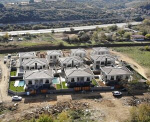 Havuzlu lüks villa sitesi projesi havadan drone çekimi kuş bakışı görünümü