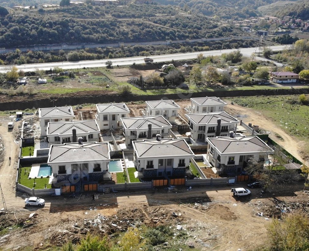 Havuzlu lüks villa sitesi projesi havadan drone çekimi kuş bakışı görünümü
